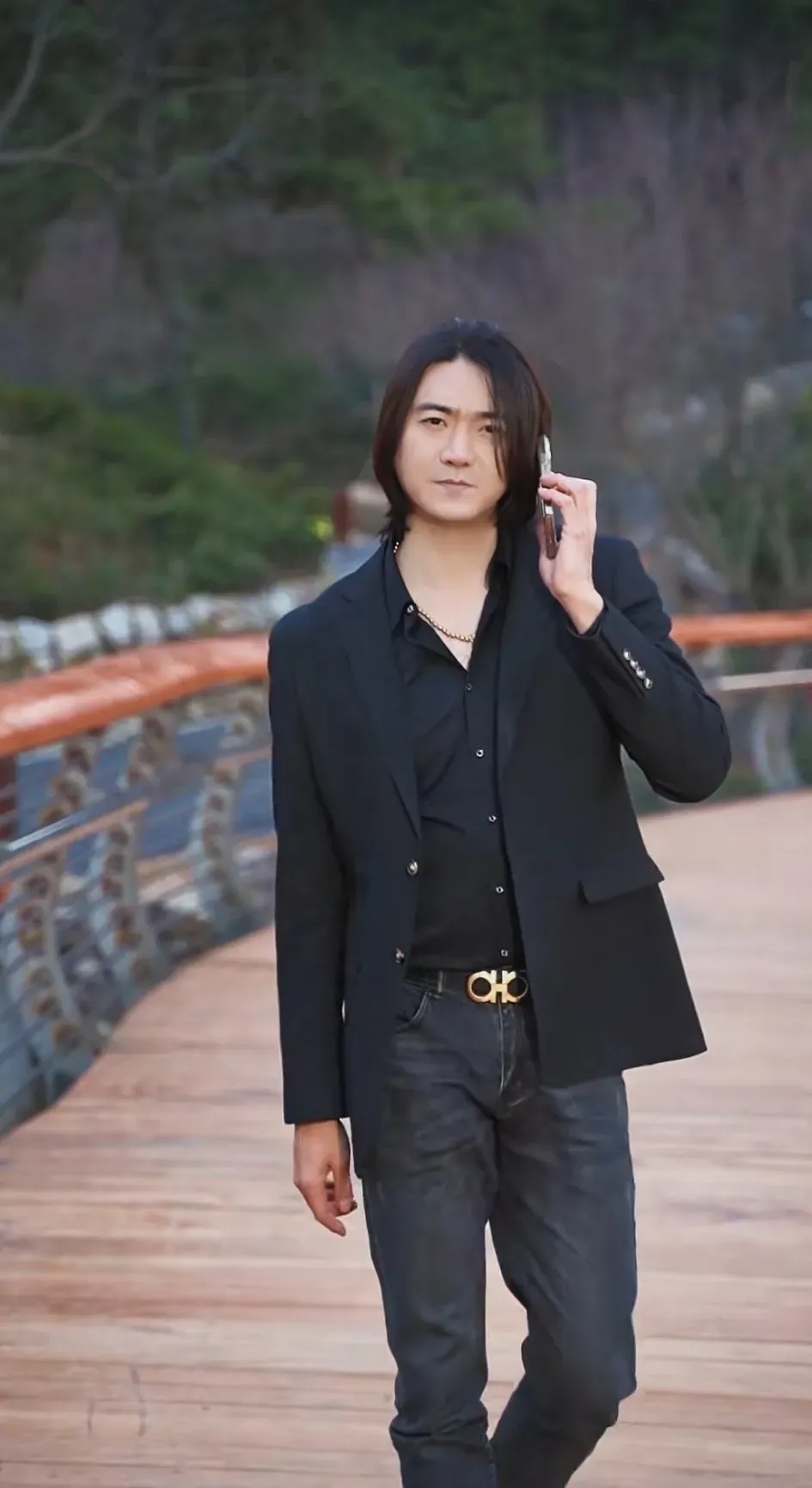 贵州小伙痴迷于模仿郑伊健,幻想着有一天能像本尊一样叱咤娱乐圈,拿着