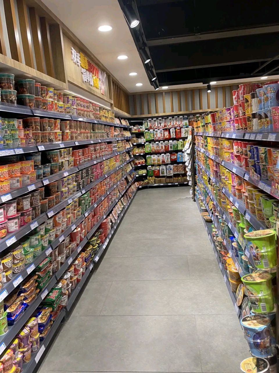 在一家大型超市里,生鲜区人头攒动,而小食品零食区,无人问津.