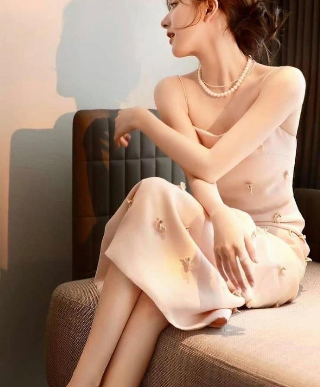 赵露思   一袭珍珠项链吊带裙,甜美可爱,清纯,性感撩人,可甜可咸,简直