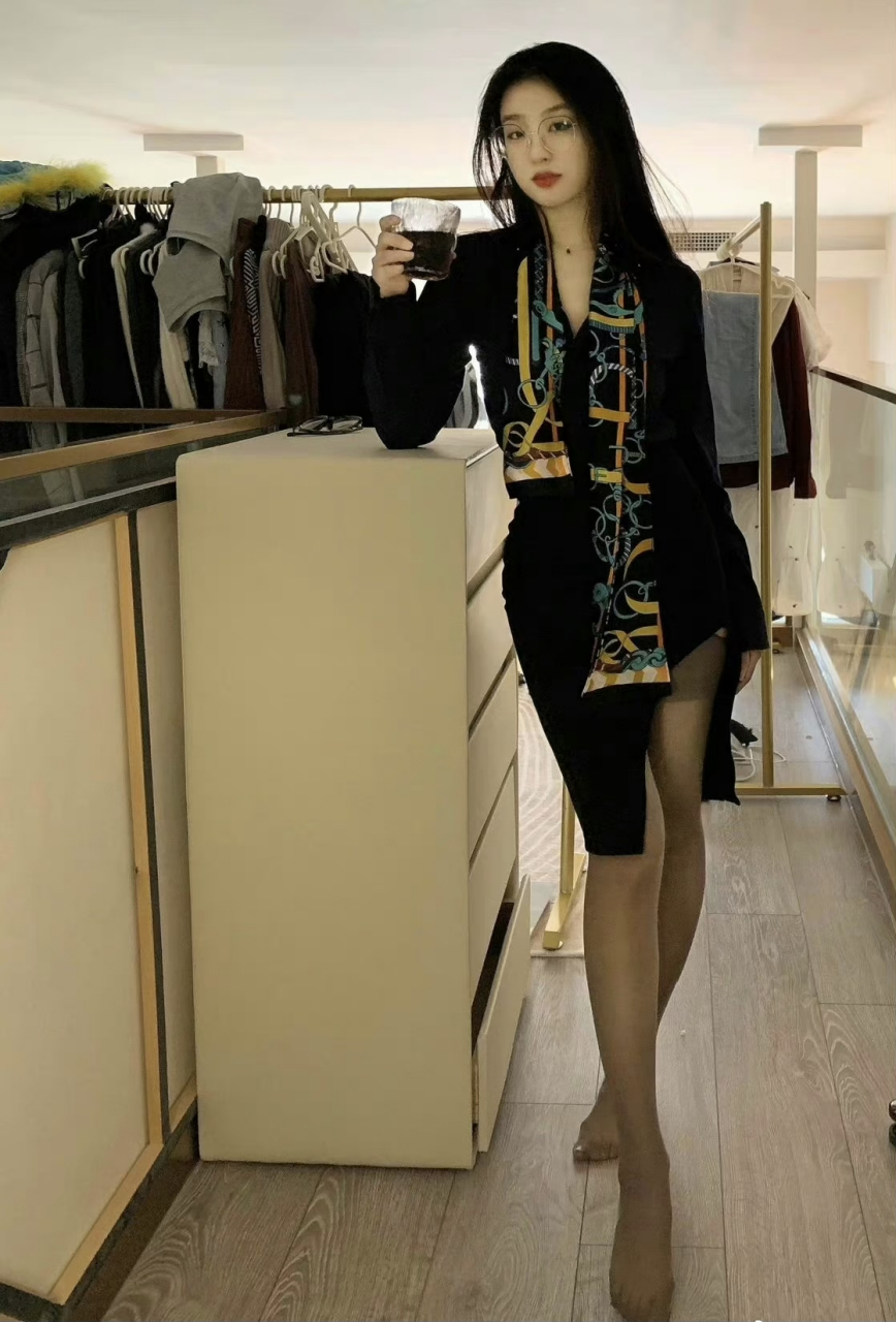 服装店女老板#时尚穿搭# #丝袜# #美腿丝袜高跟鞋