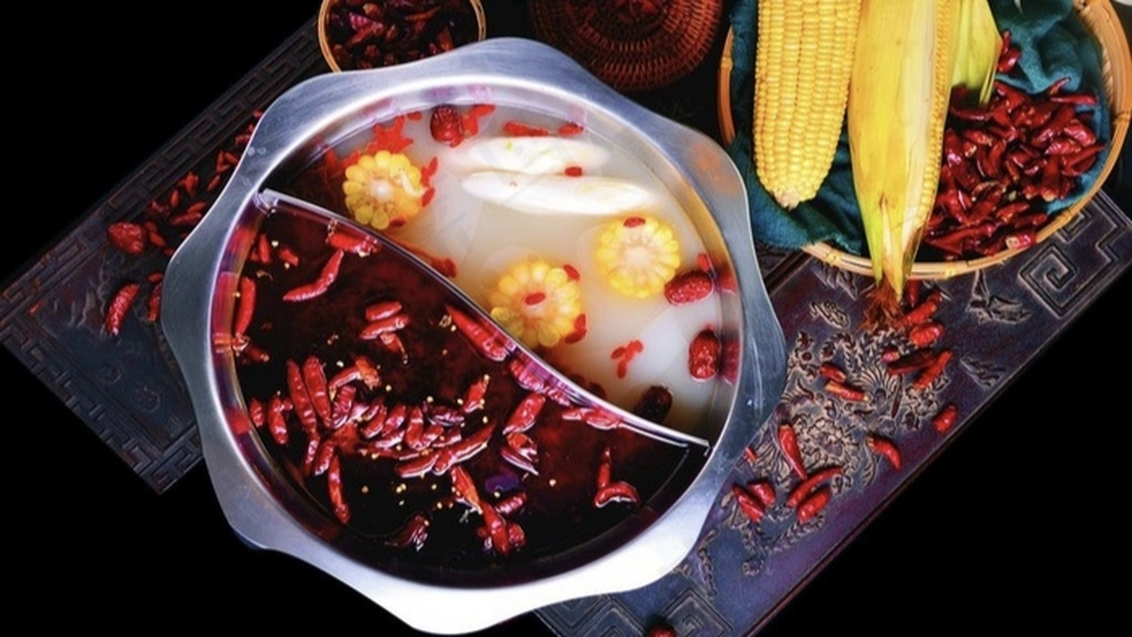 鸳鸯火锅是一种非常受欢迎的火锅,它由两部分组成:一个是辣的红汤底