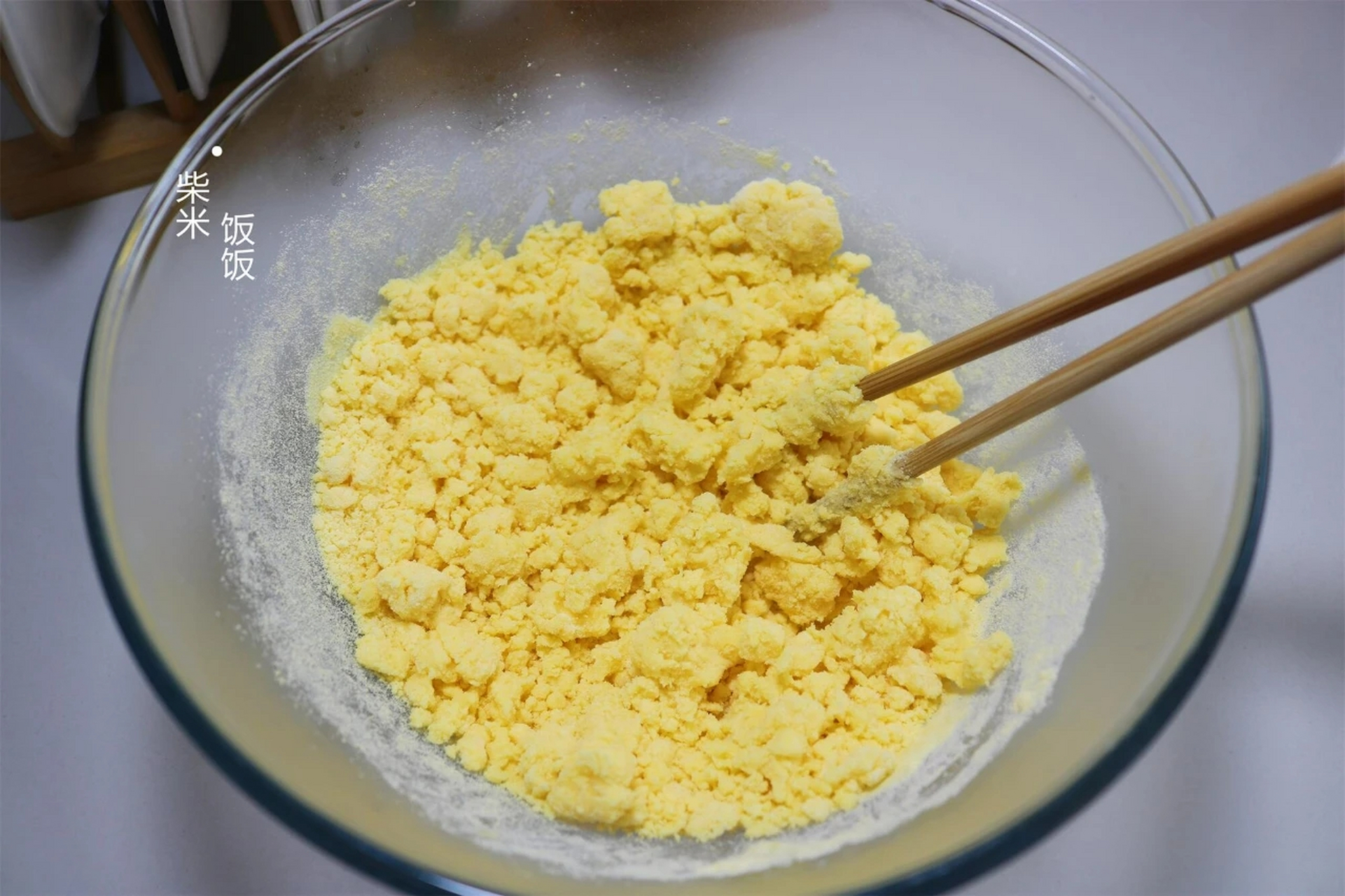 【食材】玉米面粉,糯米粉,红枣,白糖  【具体做法】 1,150克玉米面粉