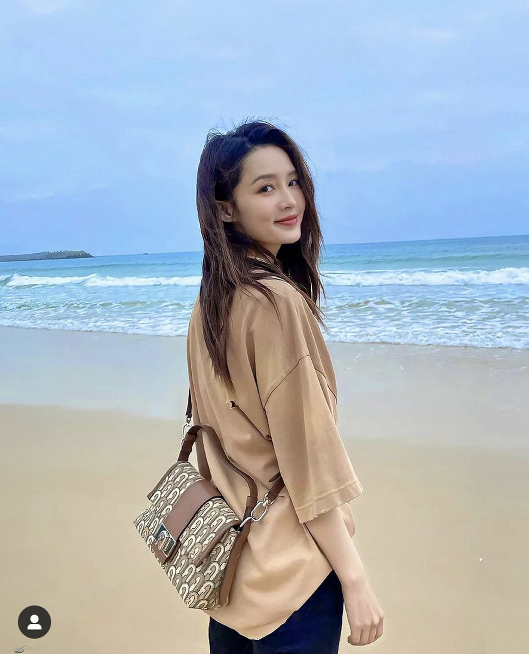 李沁休闲装海边漫步,笑容甜美可人#李沁 李沁沙滩漫步,黑色紧身裤