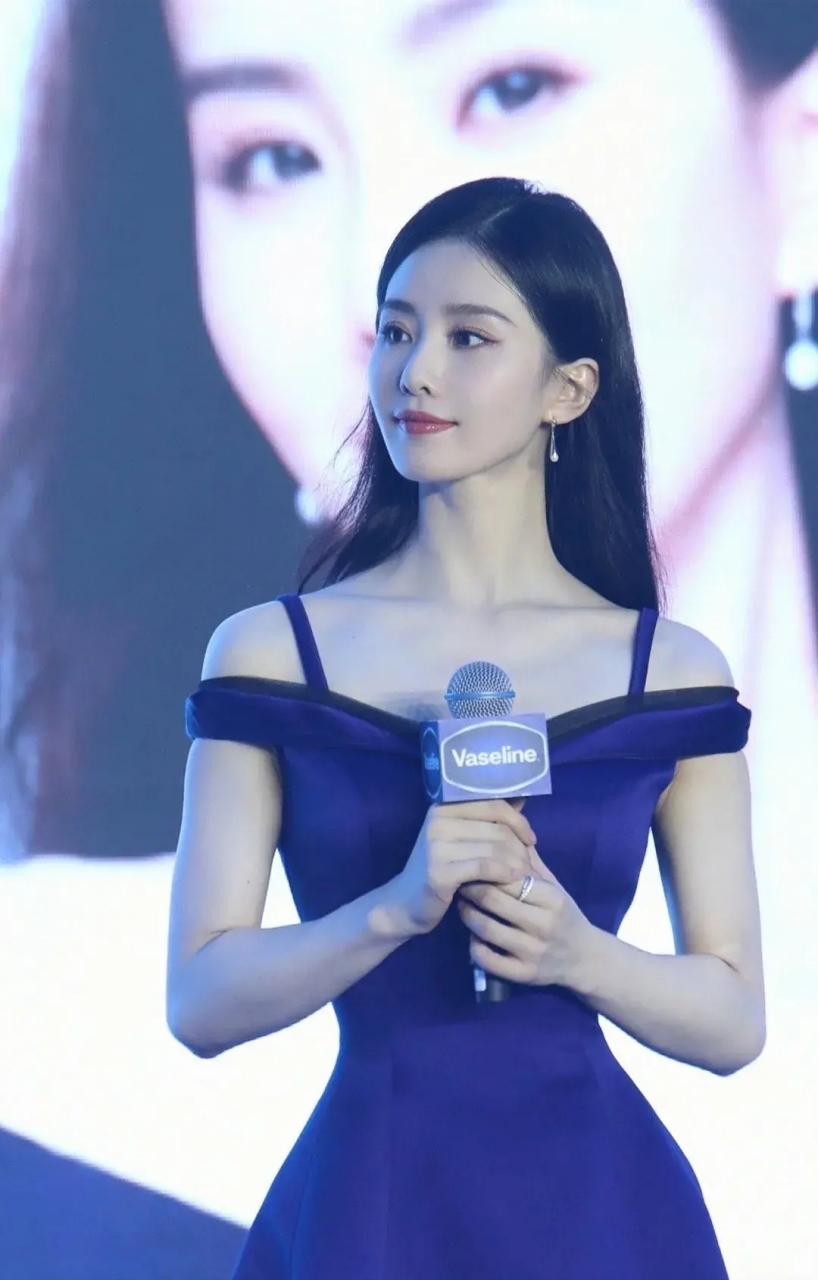 刘诗诗蓝色吊带礼服造型优雅美丽#一眼沦陷# #惊艳瞬间# #娱乐大赏