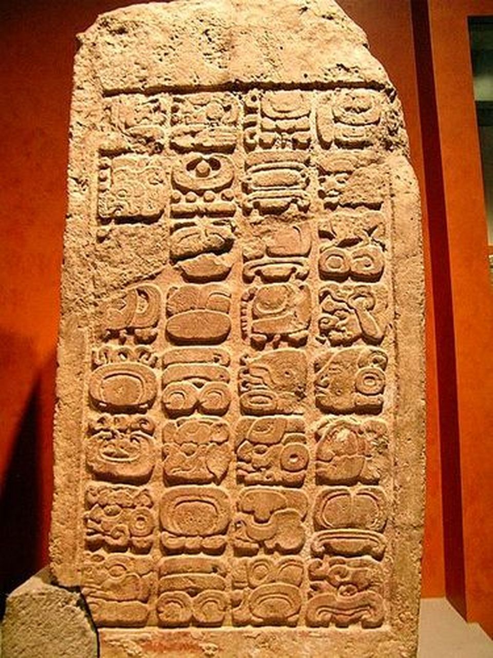 玛雅文字最早出现于公元前后,但出土的第一块记载着日期的石碑却是