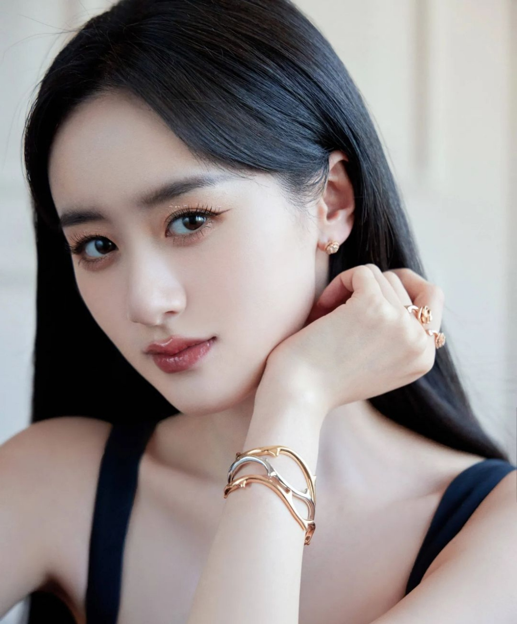 袁冰妍# 一袭黑色吊带长裙,清纯甜美的容颜,白皙细嫩的肩颈线,性感