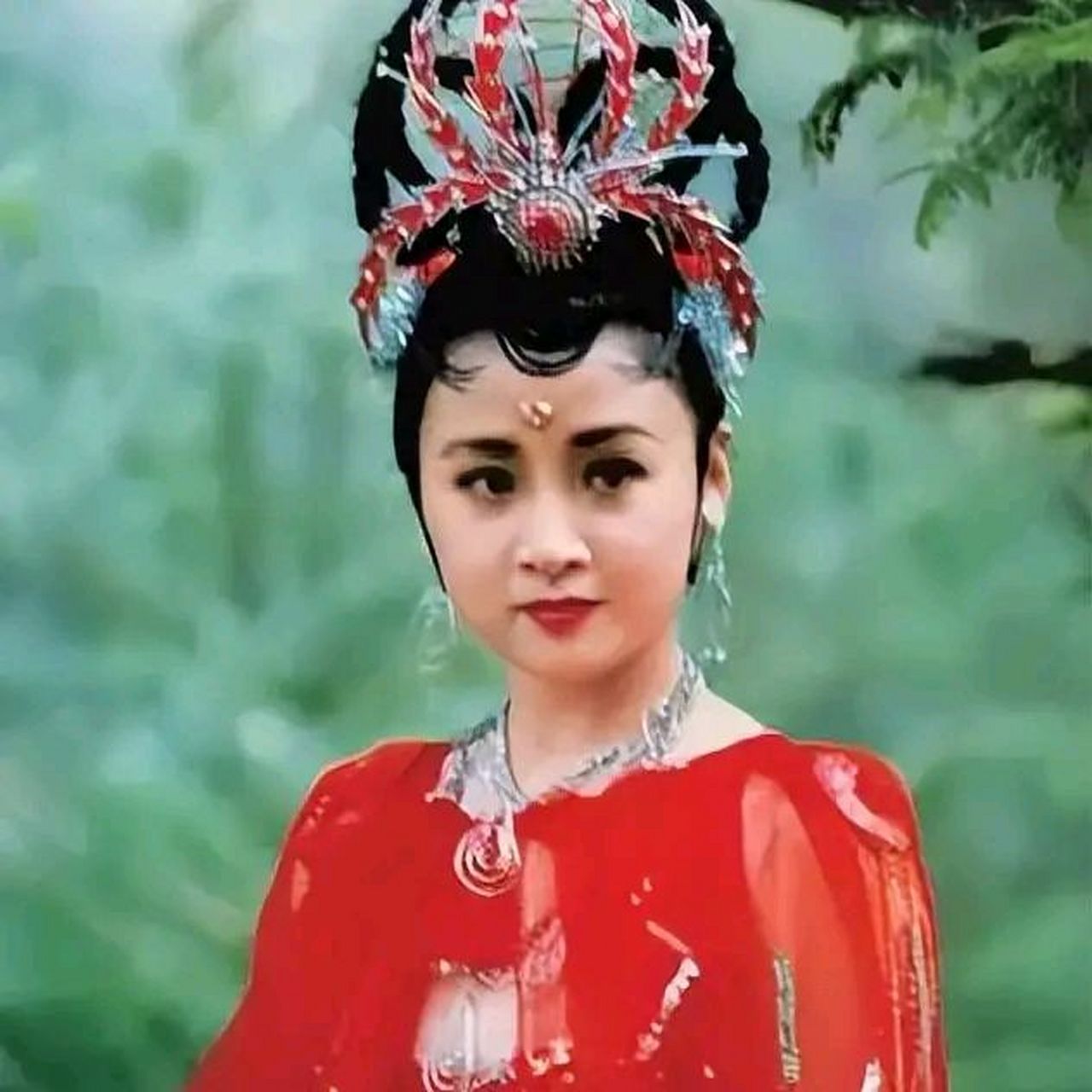 女演员姚嘉,扮演过西游记里的蜘蛛精,她当年还在上戏曲学院,机缘巧合