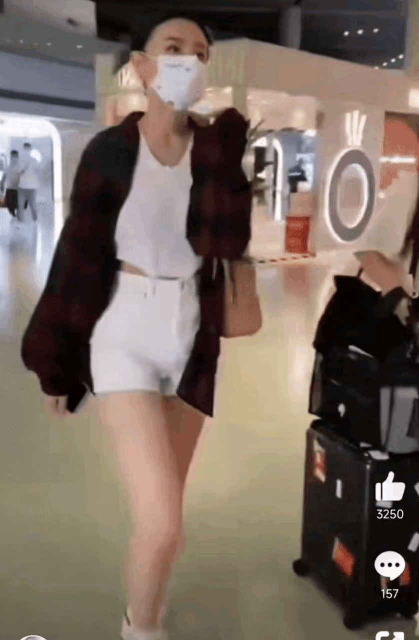 宋祖儿机场被偷拍疑真空,走着走着意识到不对,就把外套拉起来了.