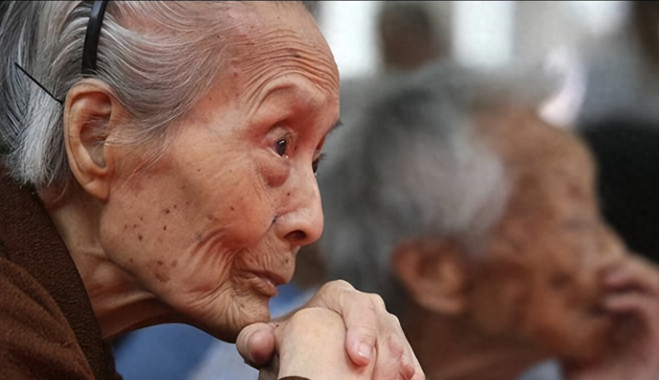 老人照顾妻子买身份证打工不被起诉  2021年6月,李某某因年龄超过60