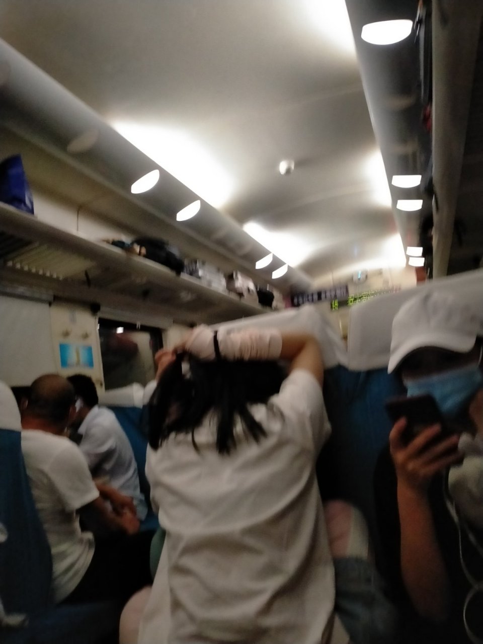 今天在z186列车上,我发现了一个漂亮的小姐姐,令我十分敬佩,因为小姐