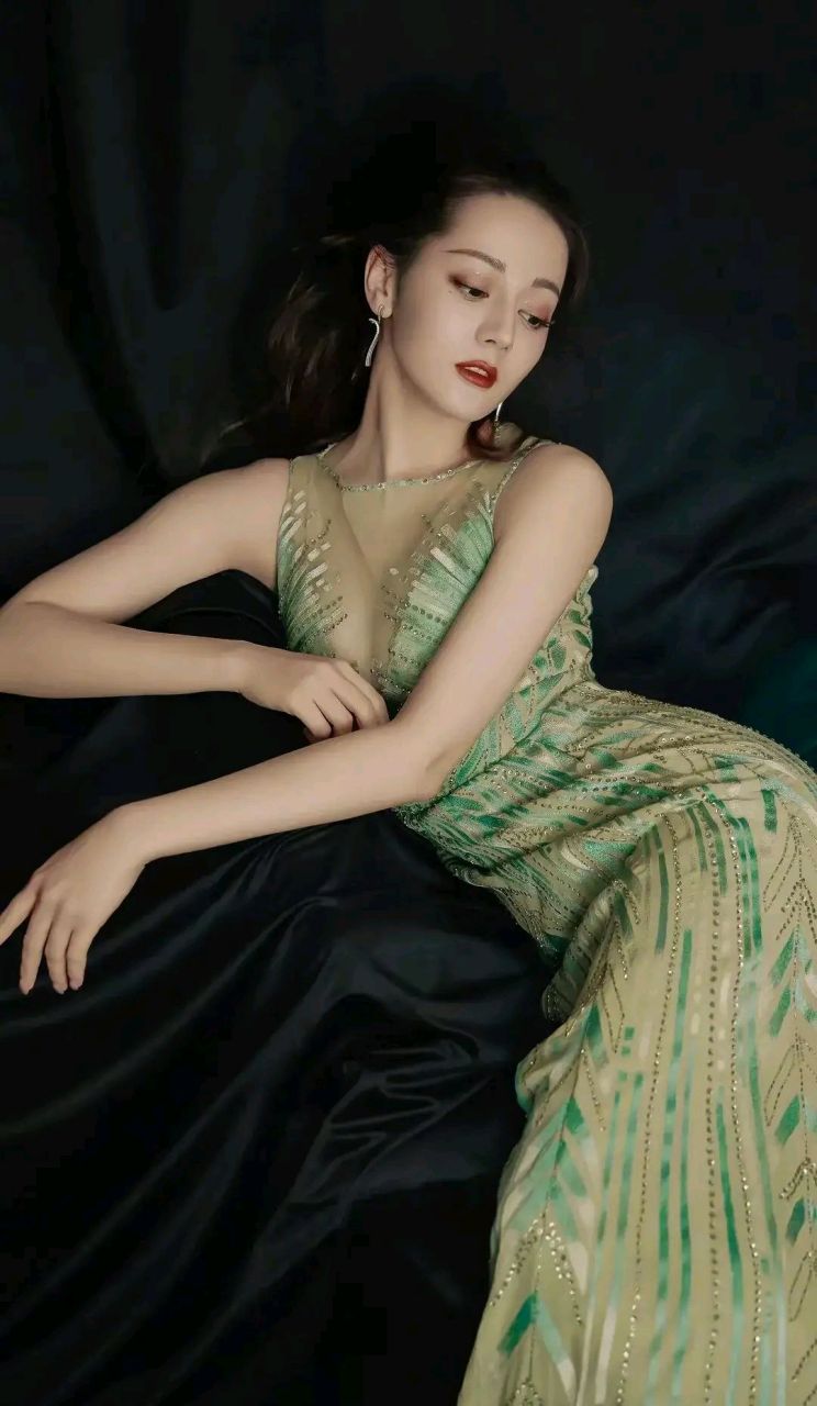 迪丽热巴 这一身绿色包臀礼服裙 真是好美啊 婀娜多姿 美如天仙 貌美
