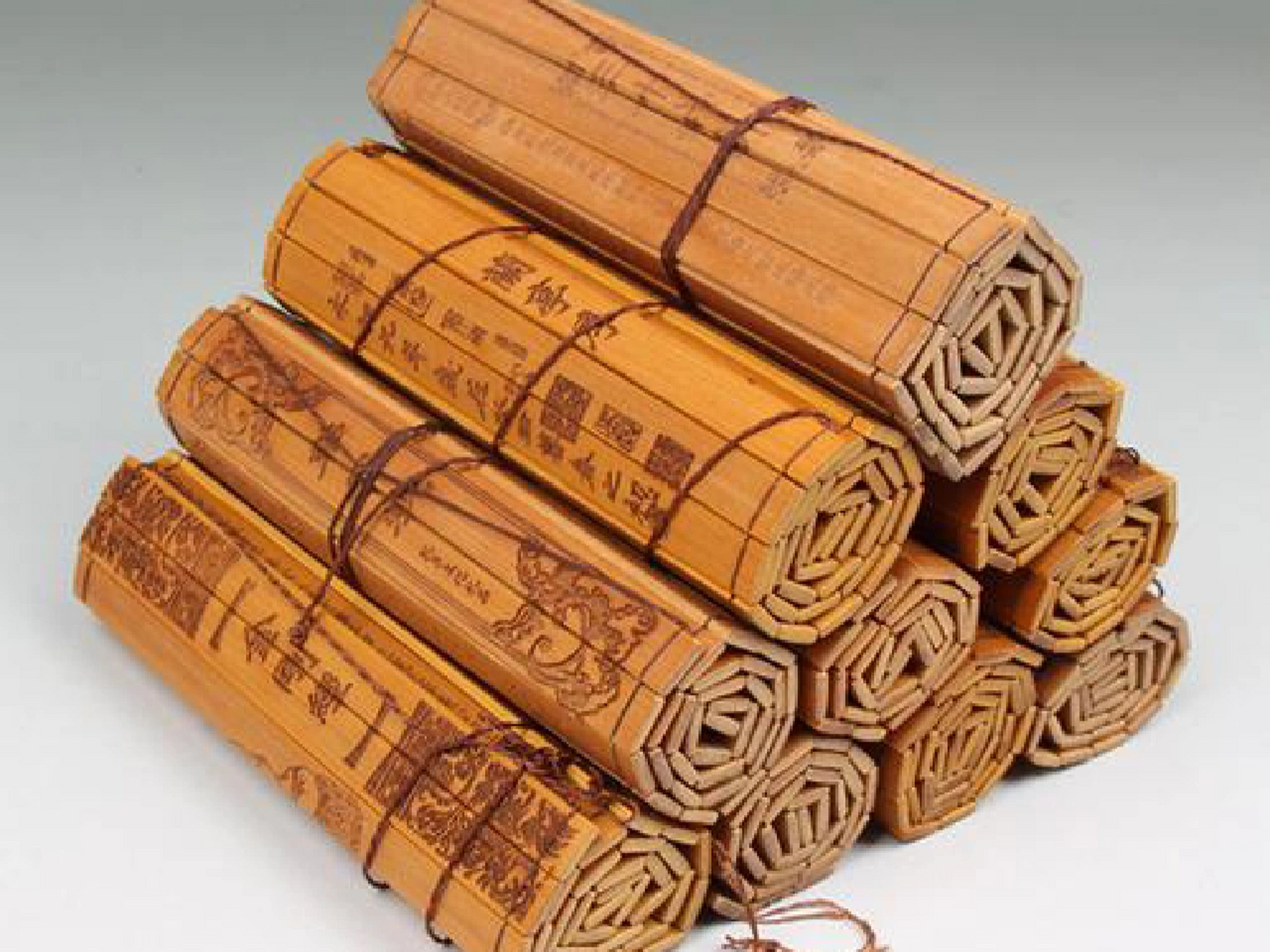 在中国历史上,有一个被后人争议不休的事件,那就是秦始皇为什么要