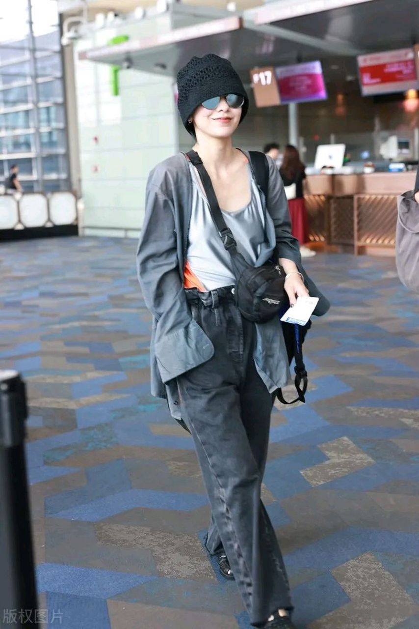 郭采洁出现在上海机场,她这次搭配的很漂亮,展现出了潇洒迷人的魅力