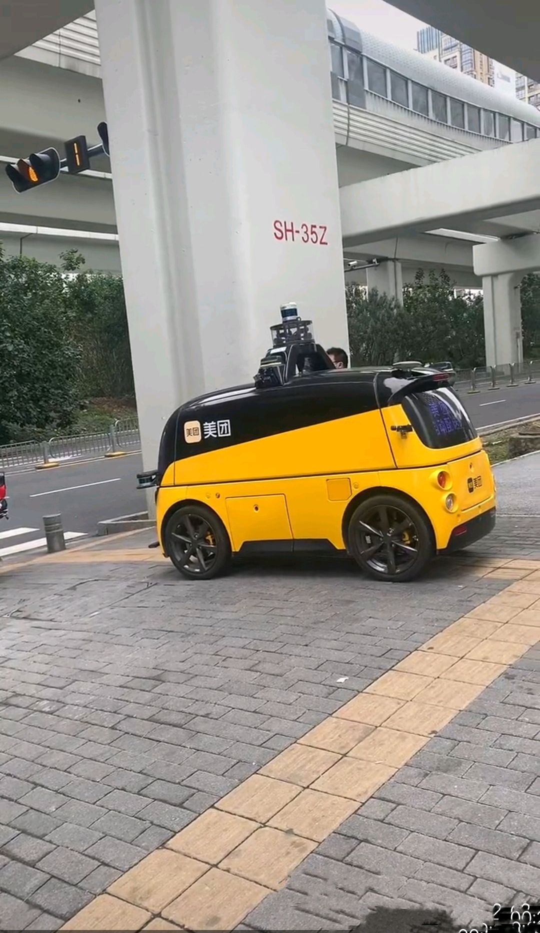 美团无人驾驶外卖车,这个亮瞎眼睛了,好像自带有感应器装置
