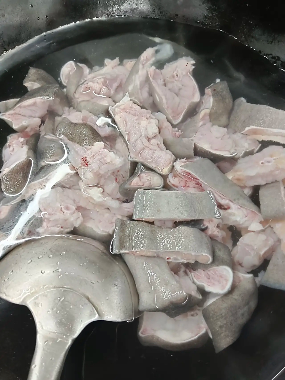 以后真的不想干杀鱼这个行业了,今天宰杀娃娃鱼的时候给我感触颇深.