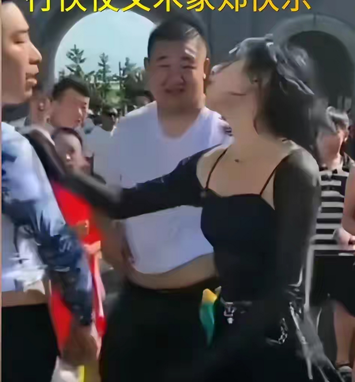 女网红当街殴打游客!