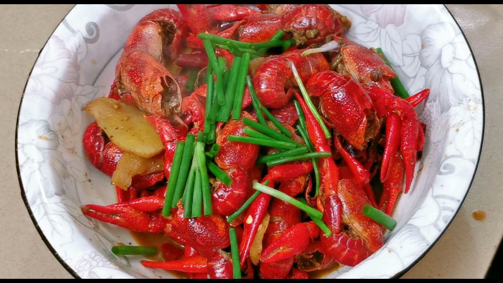 小龙虾焯水还是油炸?都不对,这样做,麻辣鲜美,比买的好吃