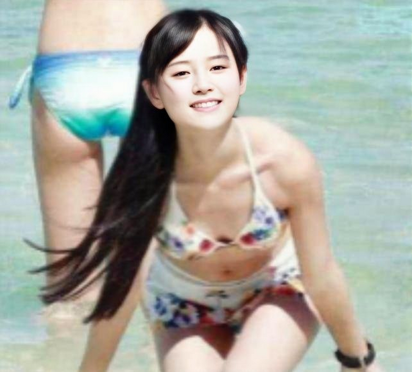 流量明星鞠婧祎成名前的泳装照,长相甜美可人,清纯靓丽,身材十分的