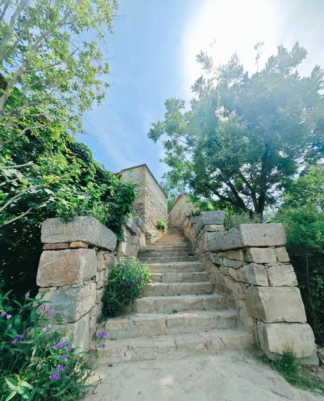 位于河南巩义大峪沟镇的海上桥村,村子四周山峦起伏,村民沿山而居.