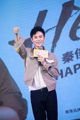 杨紫前男友秦俊杰街头秀恩爱,牵手高调接吻,女友身材纤细赛模特