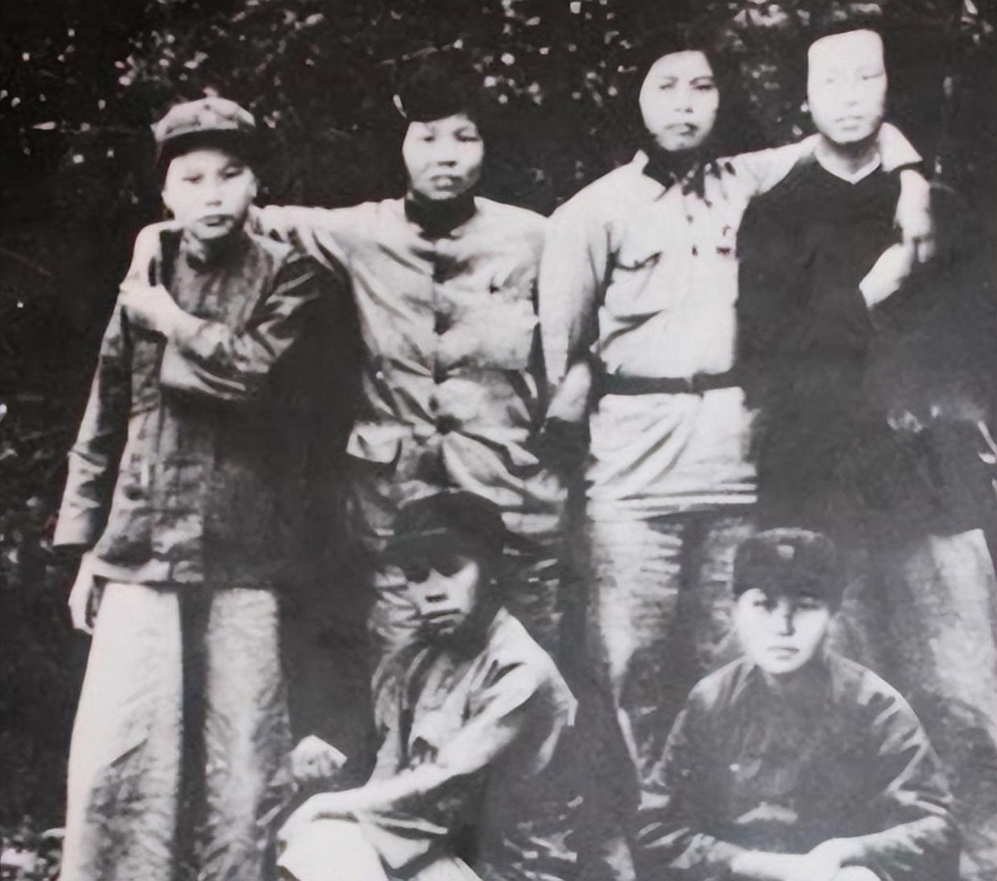 1935年8月,贺子珍的弟弟贺敏仁以被师部首长以"盗取喇嘛庙银圆"为由