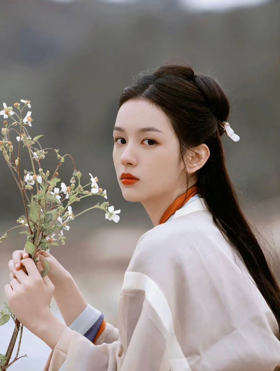 周也古装好美,撑伞抬眸真的好有氛围感,今天也是被也子的脸霸凌的一天