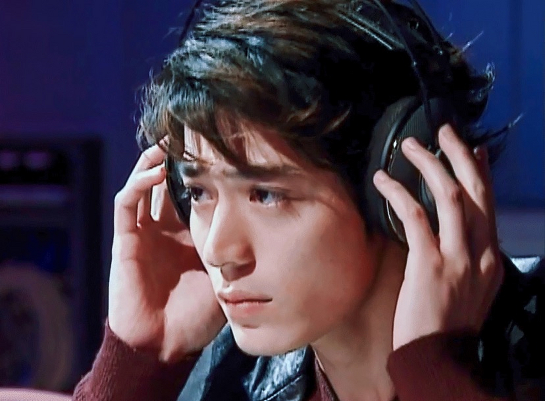 霍建华# 霍建华海豚湾恋人剧组旧照看起来好青涩帅气,长长的眼睫毛