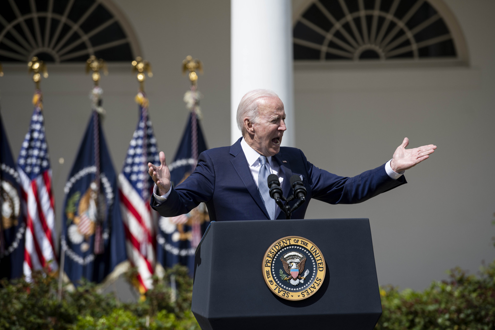 近日,美国总统拜登开启了对英国的访问,当他抵达北爱尔兰时,英国首相