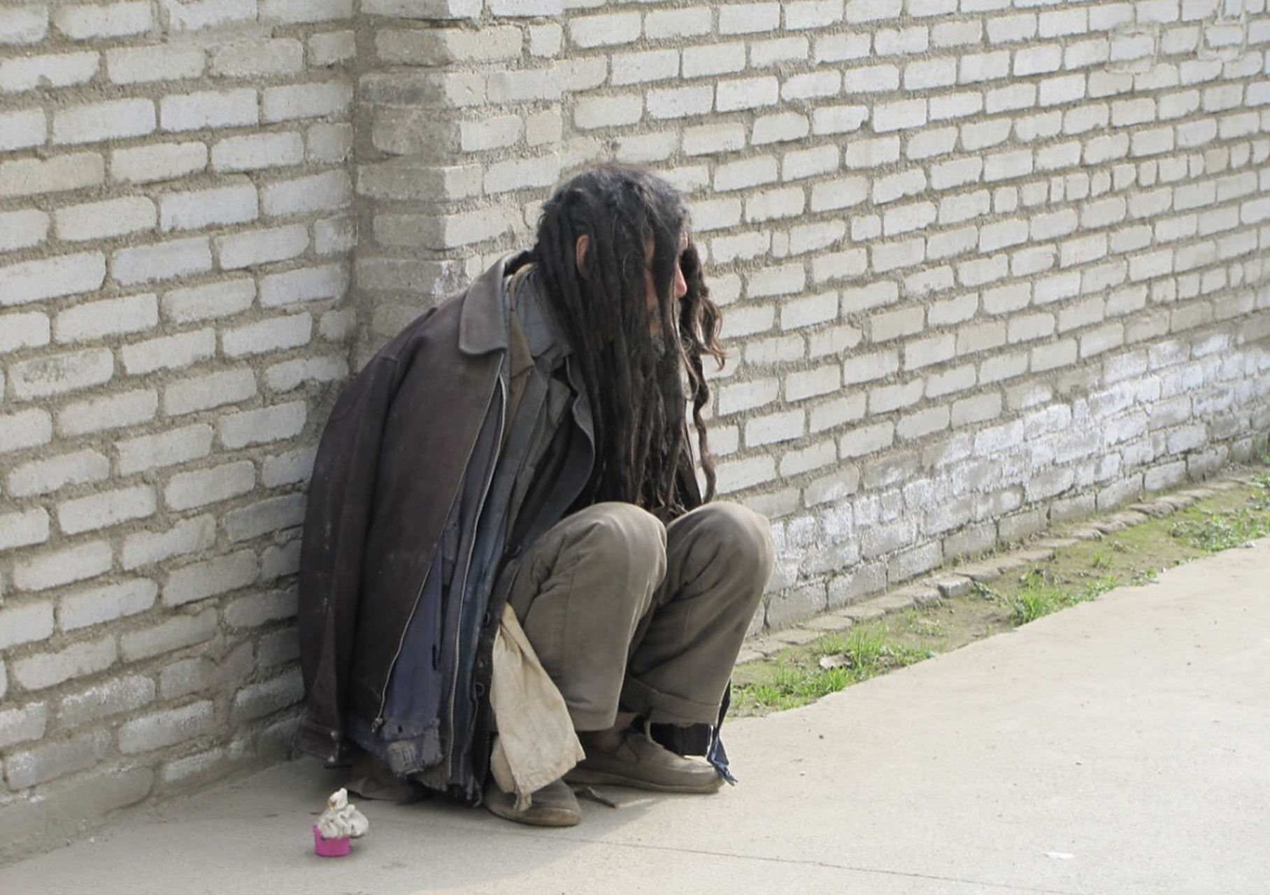 为什么流浪汉不打理,不洗头没有头顶,反而一头乌黑发亮的头发?