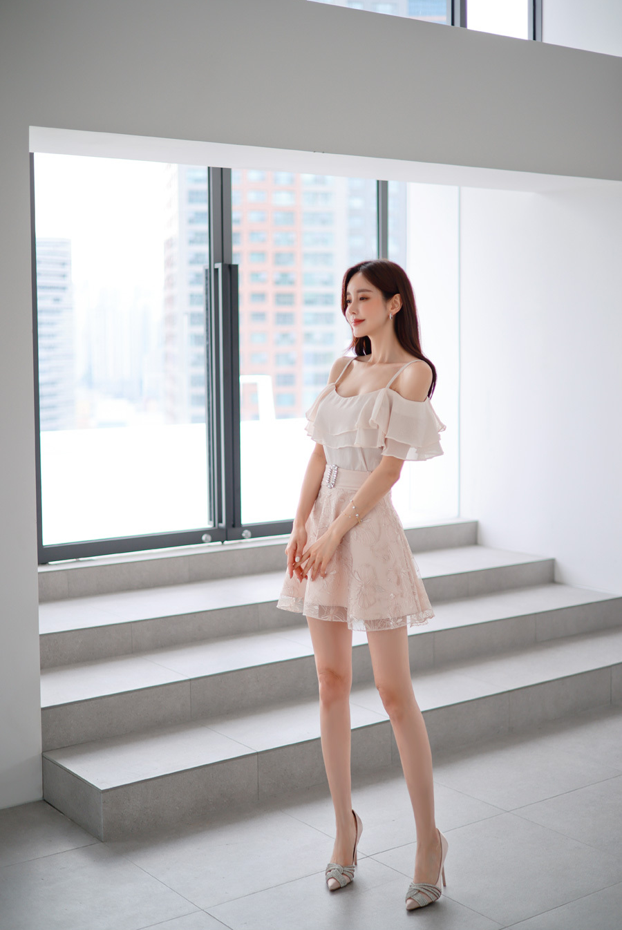 孙允珠韩国嫩模,露肩吊带超短裙穿搭,水嫩诱人