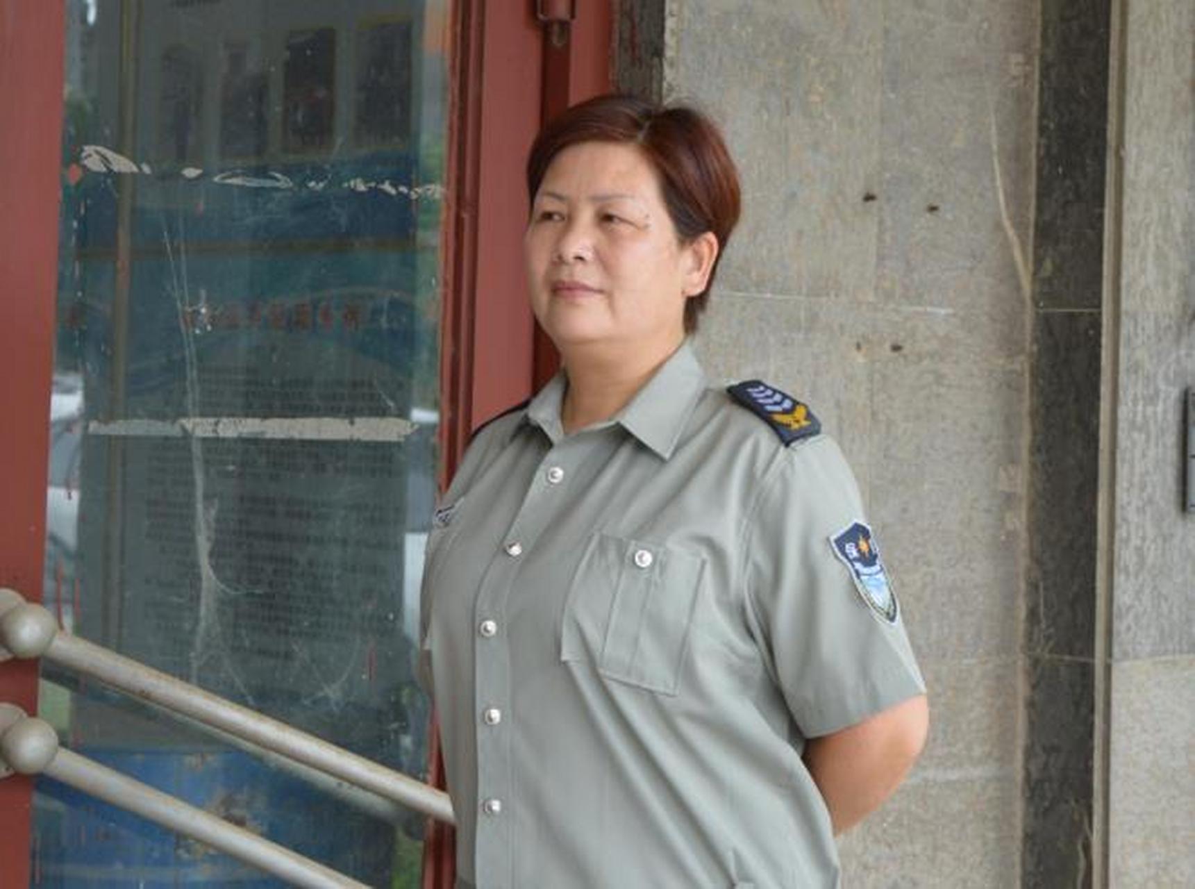 在我们的工厂里,有一位 43 岁的女保安,她已经离婚九年,没有孩子,父母