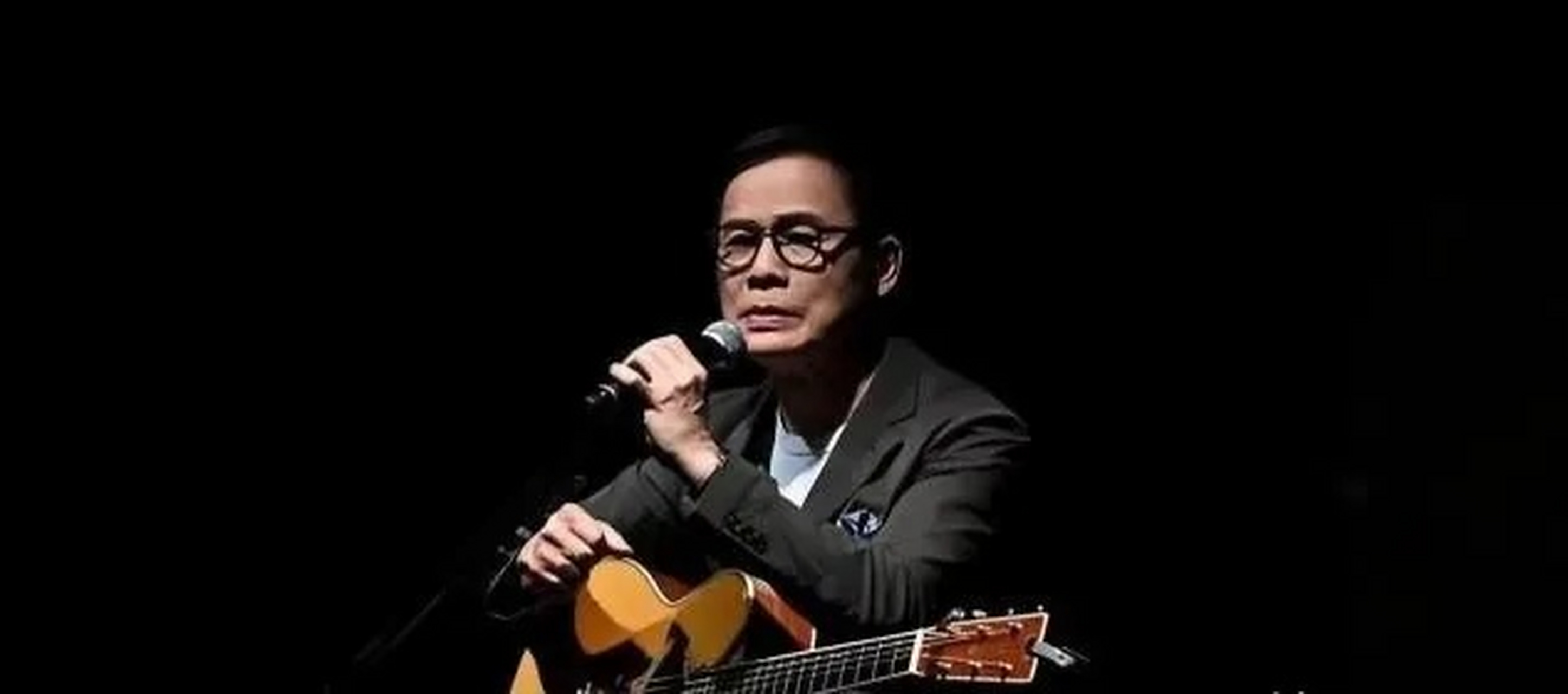 两人同居没多久,林忆莲就怀孕了,李宗盛赶紧回家与妻子离婚,然而这段