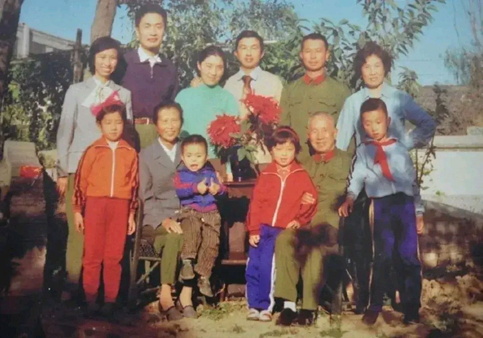 第一排右起:孙子粟志军,粟裕,孙女粟娜,外孙陈正国,夫人楚青,孙女粟海