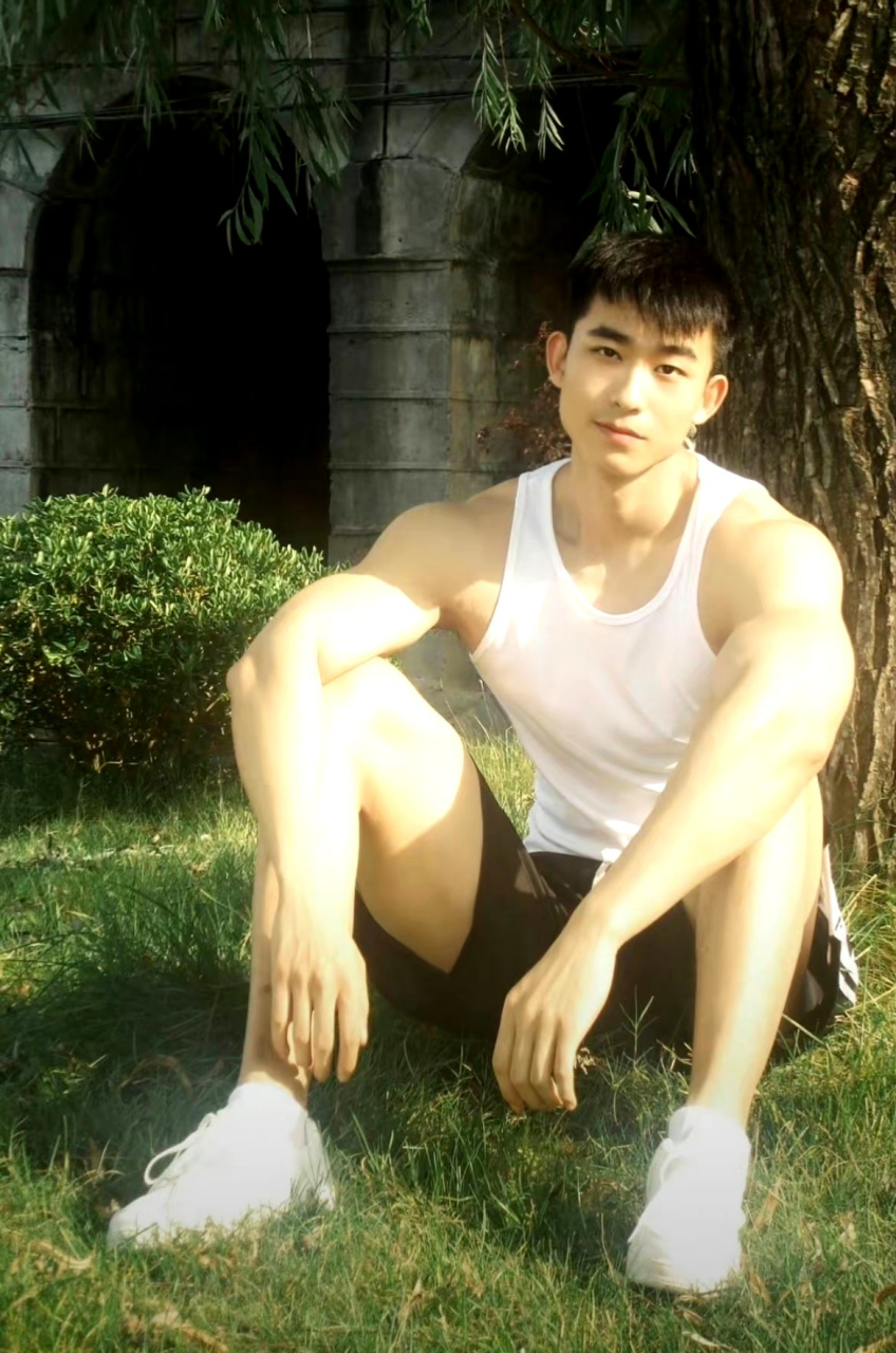 皮肤好到能反光噢,长得也很帅呀#帅哥# #颜值