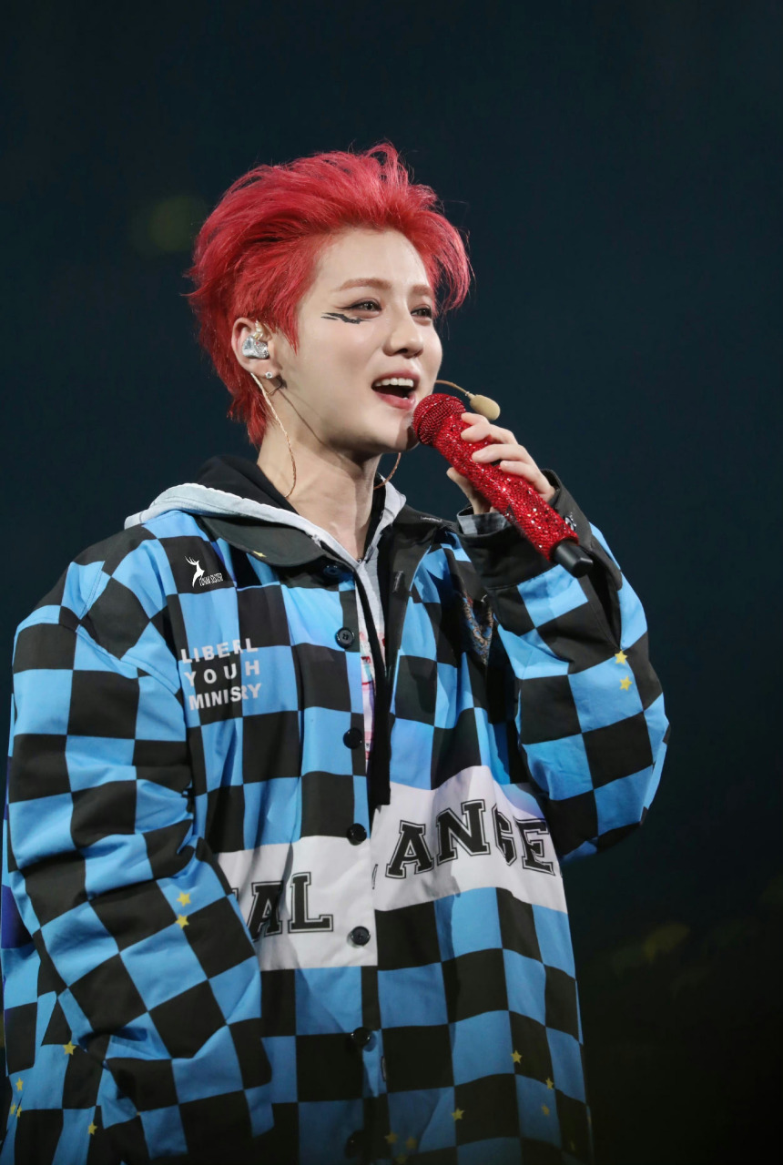 鹿晗上海演唱会圆满成功,红头发真的爱了.