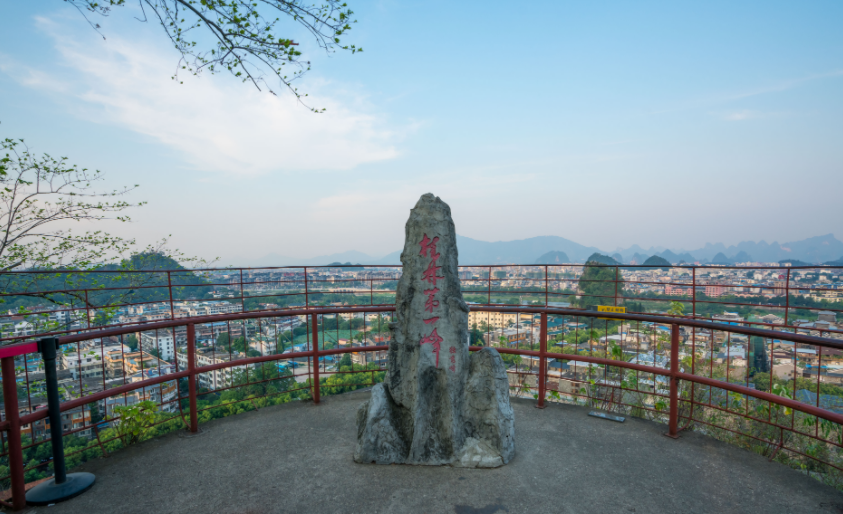 桂林霸气山峰,在市中心一峰独秀,周边建筑都得矮于它