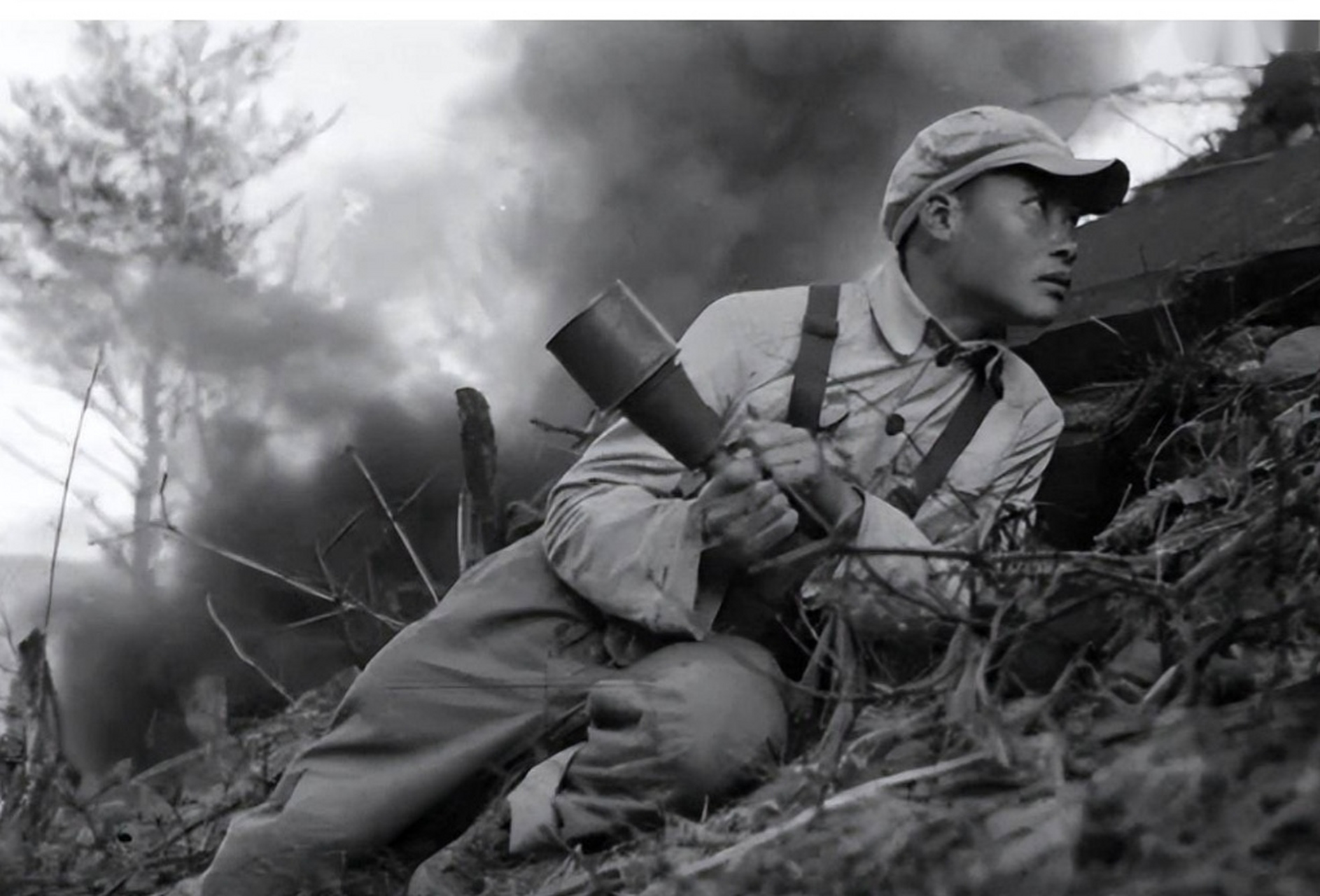 1950年,有一志愿军icon战士高举手榴弹,从3000美军中飞跑,竟然给他