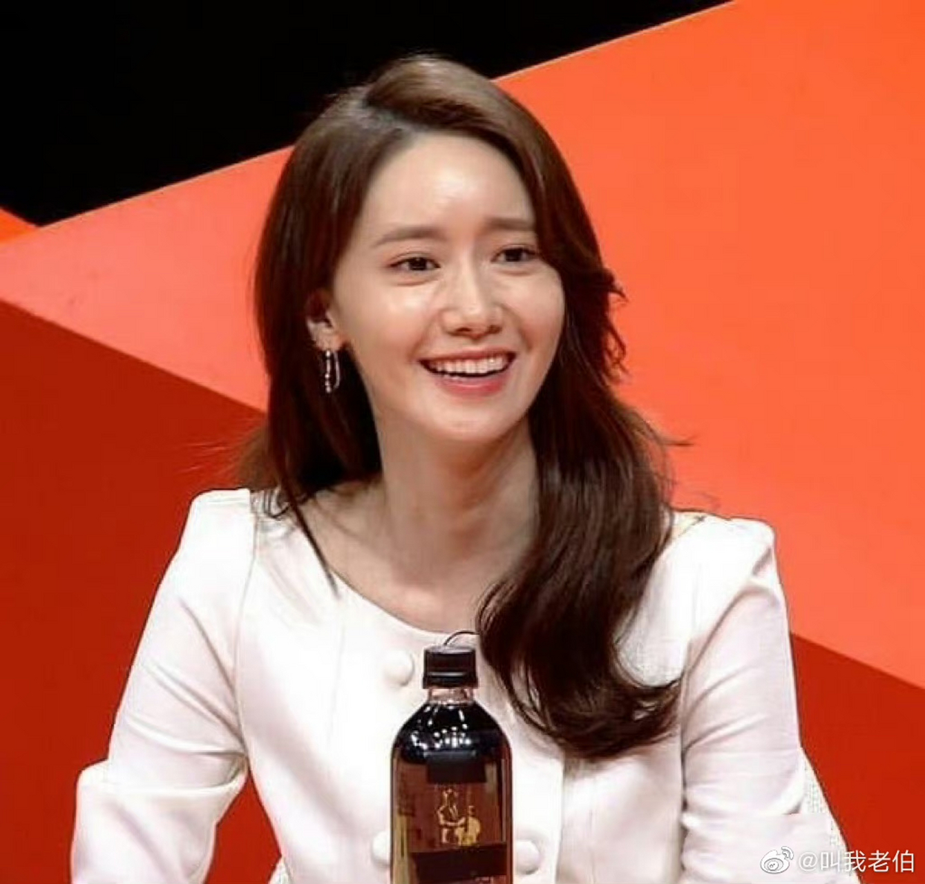 林允儿整容整得可怕的了,侧面完全木偶化,眼睛和鼻子那块,越补越难看