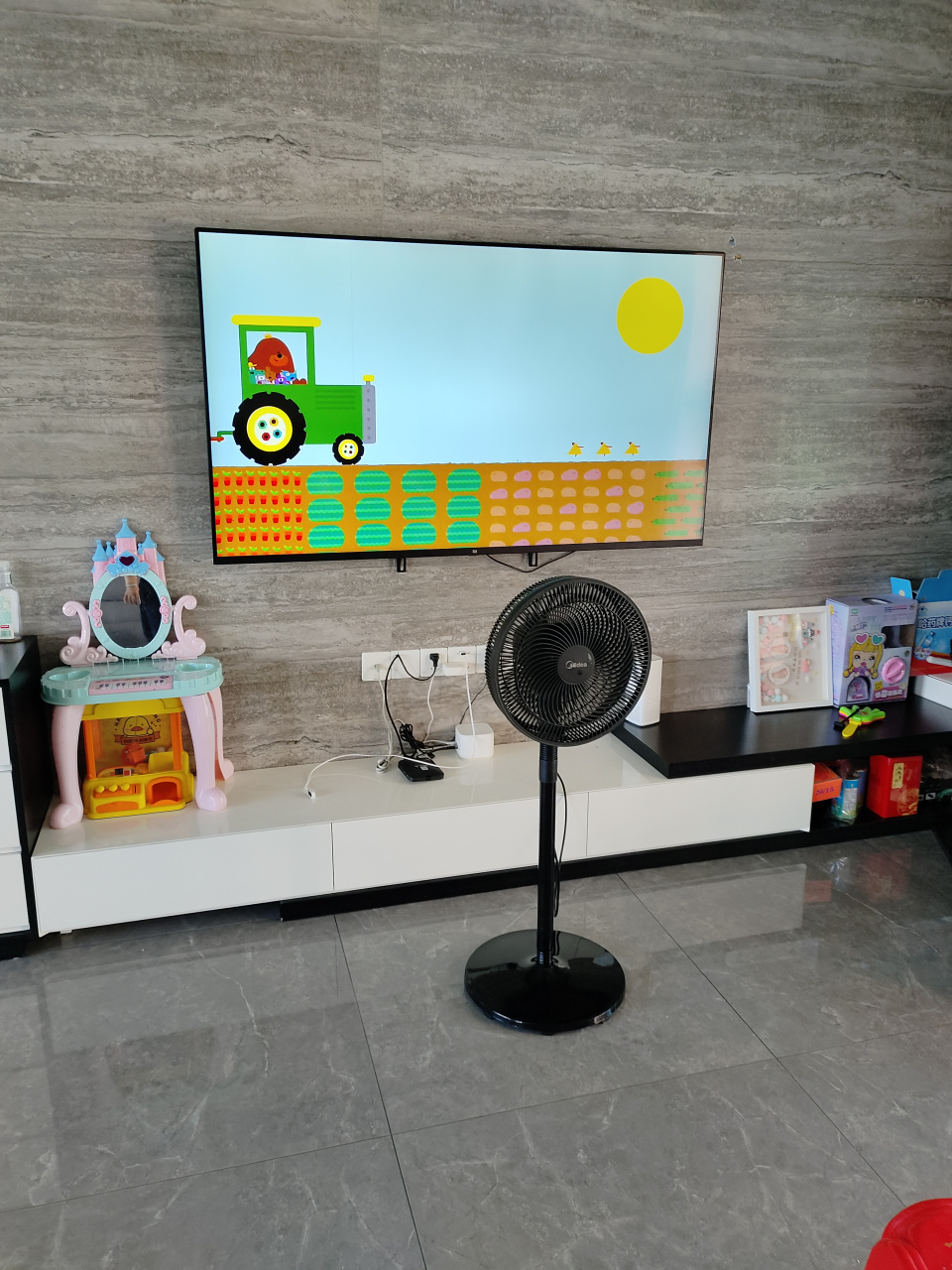 今天是礼拜天.三岁宝宝潇洒的一天.我给你曝光一下.让你妈妈看到.