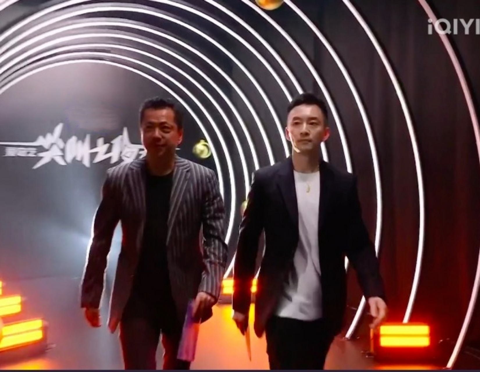 54岁亚宁同台55岁王中磊,染回黑发的他太年轻了,感觉这是两代人啊!