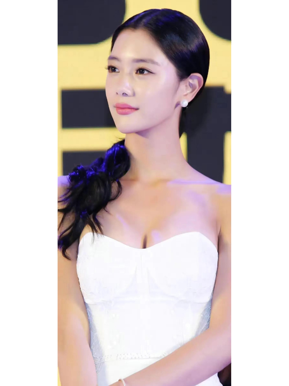 克拉拉真的是人间性感尤物,在《情圣》里面那一席红裙真的太惊艳了.