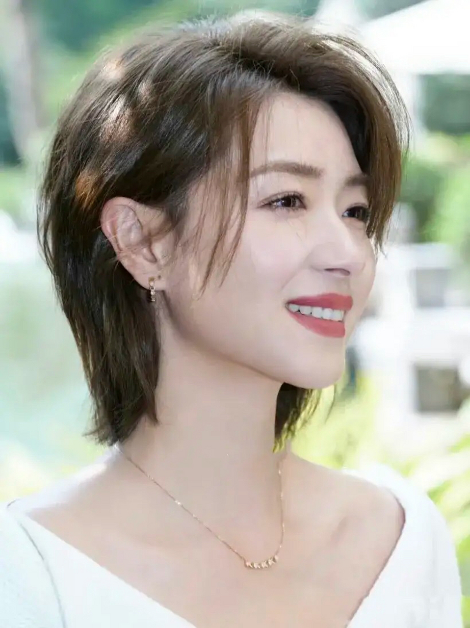 女神万茜短发 精致干练又不失女人味 这款挂耳短发get到你了吗?