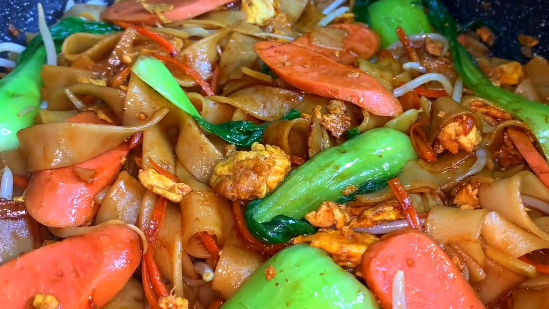 大厨教你炒河粉正确做法,实在太香了,炒出的河粉比饭店的都好吃