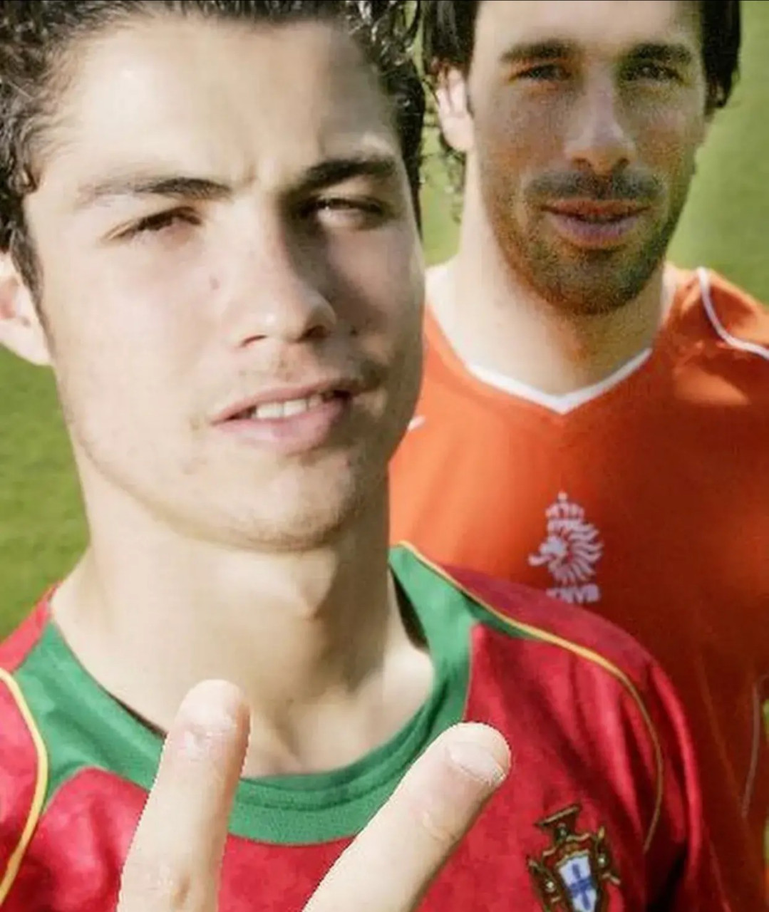 18年前的梅西和法布雷加斯,一个手捏着对方耳朵,大概率肯定要拉一拉