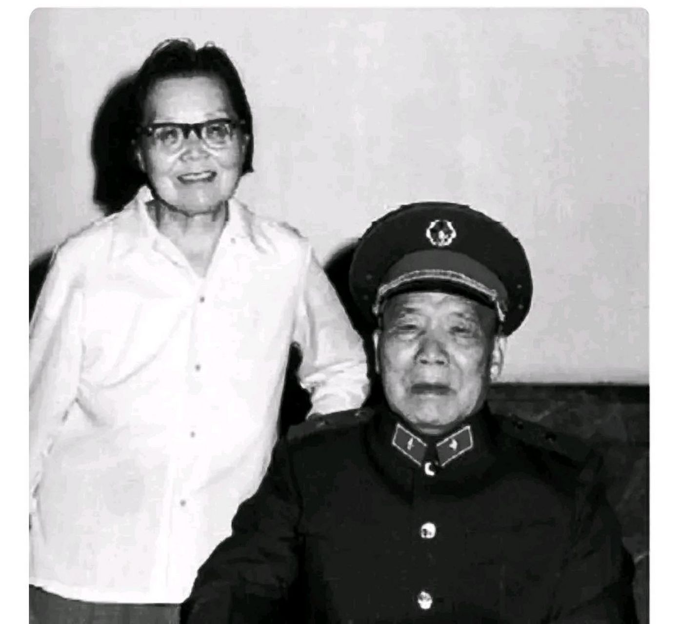 80年代,李达上将和妻子张乃一,罕见的留影,李达是开国上将之一,他参加