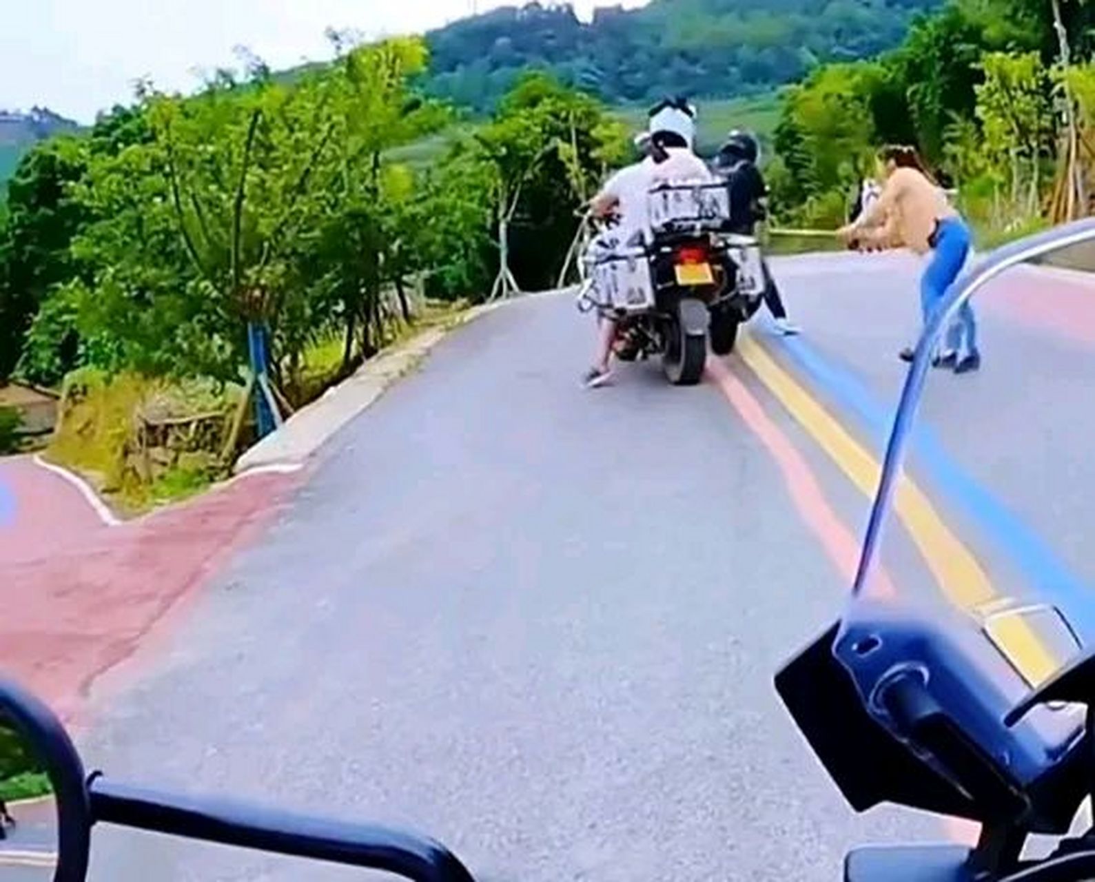 但最近又发生了可怕的一幕,一女路霸光天化日之下拦路要钱,扬言不给就