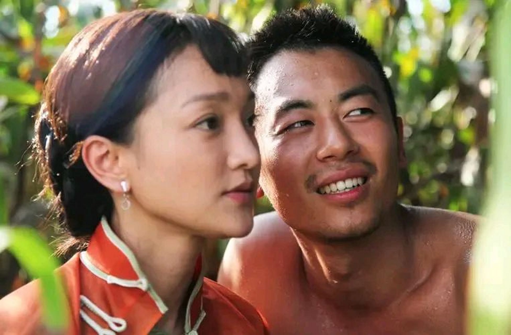 2013年,在拍摄电影《红高粱》期间,朱亚文和周迅在高粱地上进行拍戏时