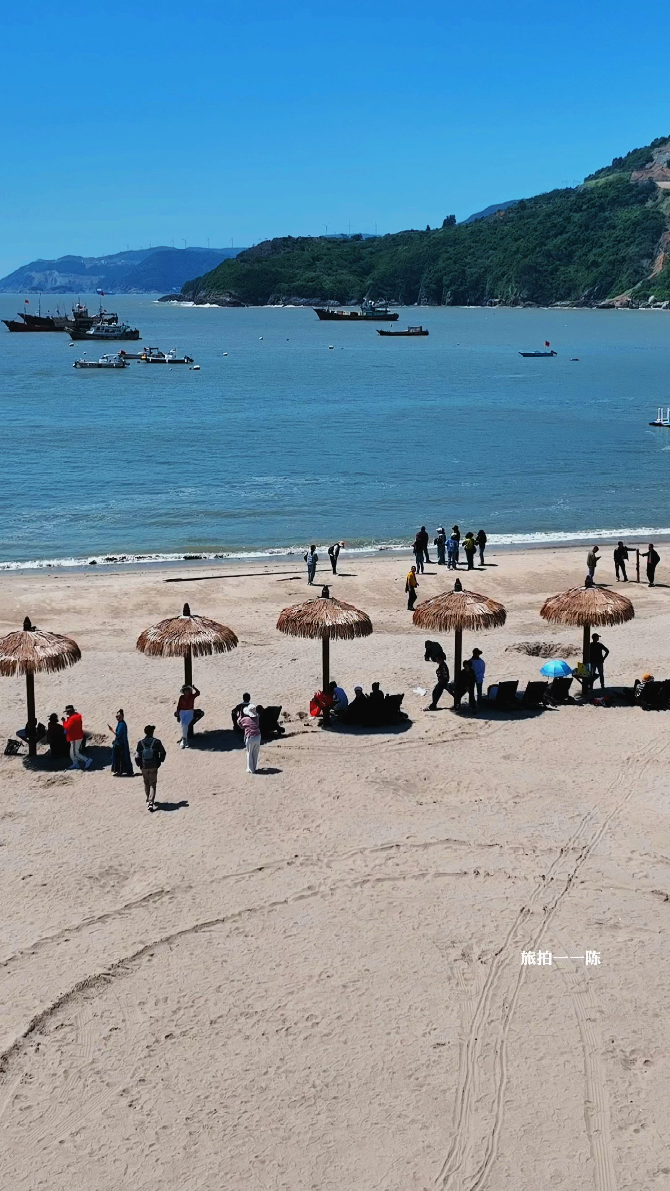 又到了夏日玩水的季節,蒼南炎亭金沙灘,碧海藍天,山海美景,是一道亮麗