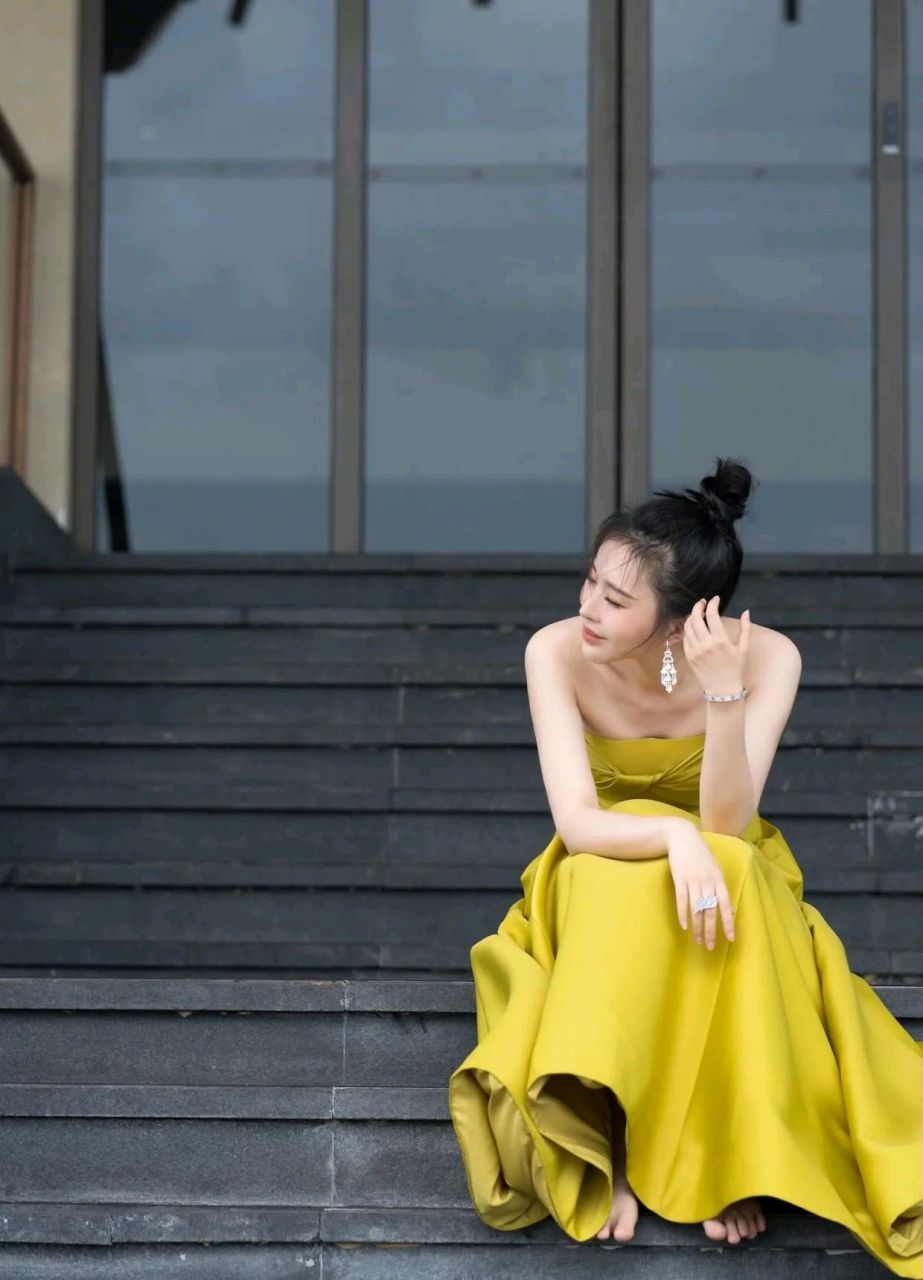 田朴珺真有贵族气质,穿抹胸裙配高丸子头好美,"奶油肌"太撩人  高挑