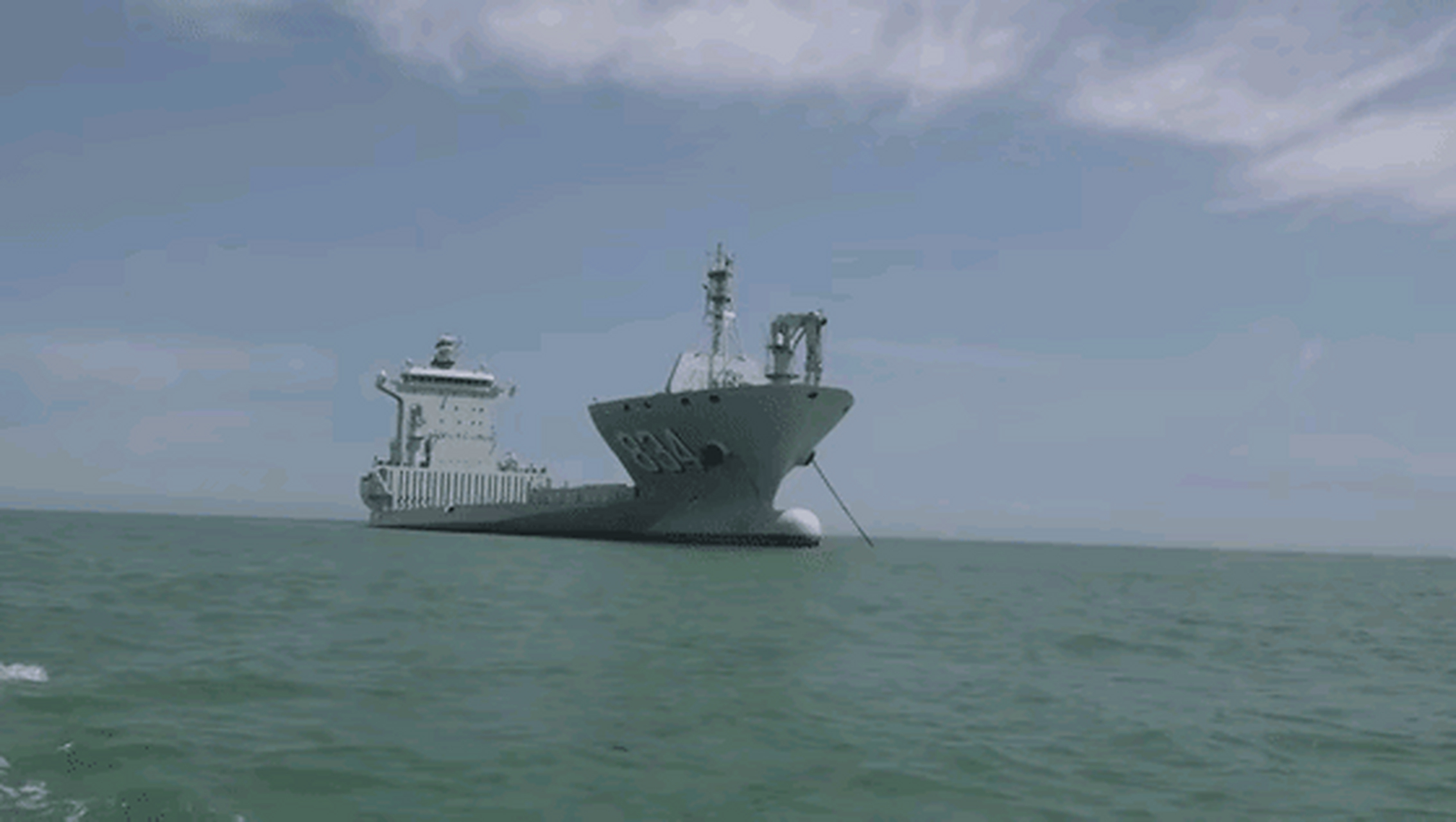 我海军饮马湖号半潜船首次曝光,若潜艇或舰艇有事漂浮于海上,半潜船就